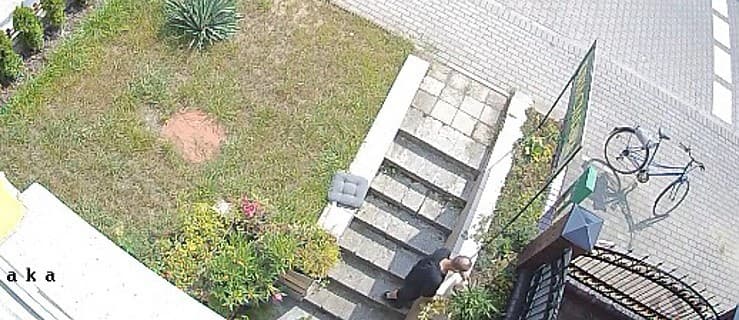 Podjechał rowerem pod kwiaciarnię w Jarocinie i zabrał kwiaty. Właścicielka szuka sprawcy[WIDEO]