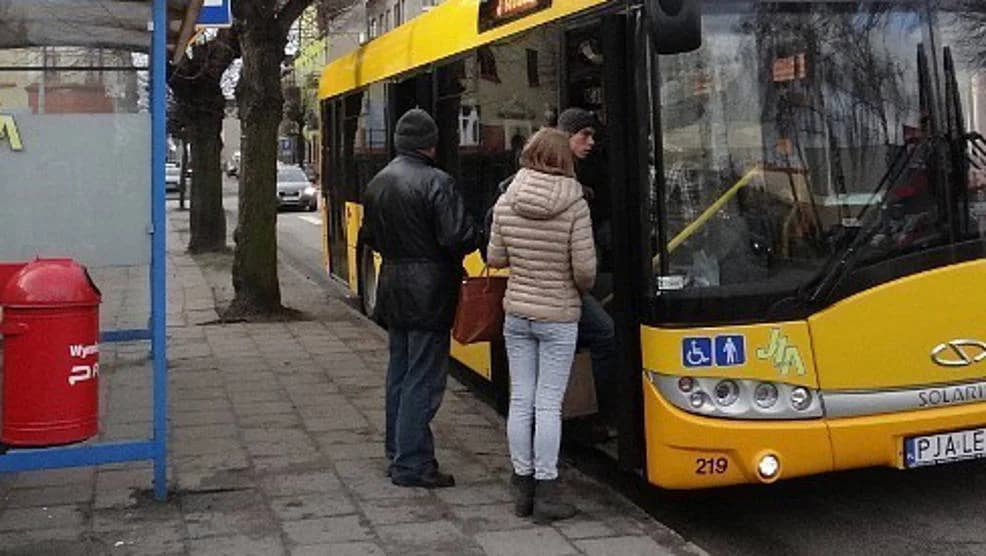 Dlaczego w autobusach JLA nie można płacić kartą? Czytelnik pyta, JLA odpowiada