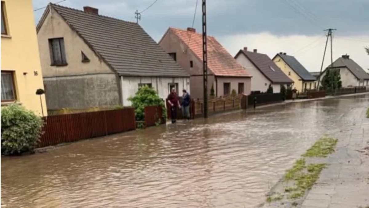 Powiat zbuduje kanalizację deszczową przy drodze, którą często zalewa. Gmina Jarocin się dołożyła [ZDJĘCIA]