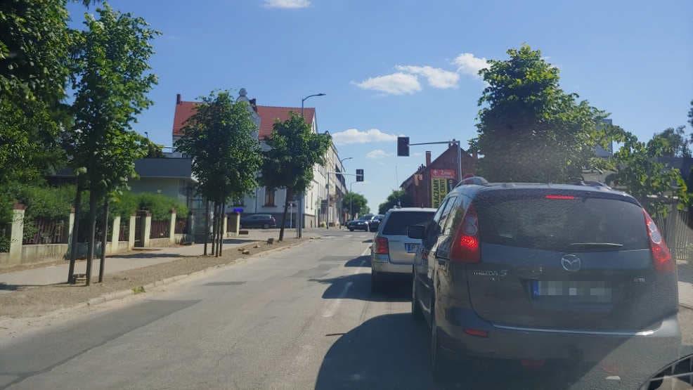 Żółte, pulsujące światło na ważnym skrzyżowaniu w Jarocinie. Kierowcy: Nie można wyjechać od strony ulicy Poznańskiej