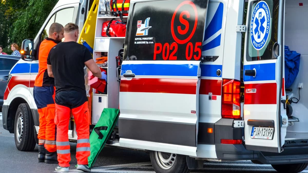 „Wskoczył do karetki i zaczął nas okładać”. Ratownicy medyczni zostali zaatakowani. Nie pierwszy raz
