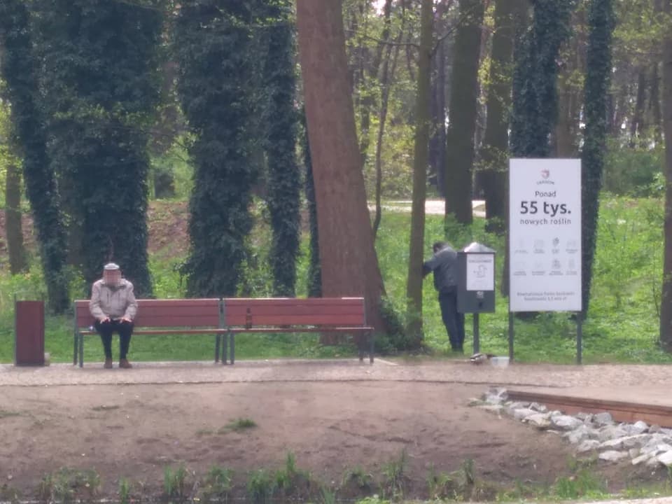 Piją alkohol i sikają po krzakach. Problem w nowym parku przy ul. Szubianki w Jarocinie