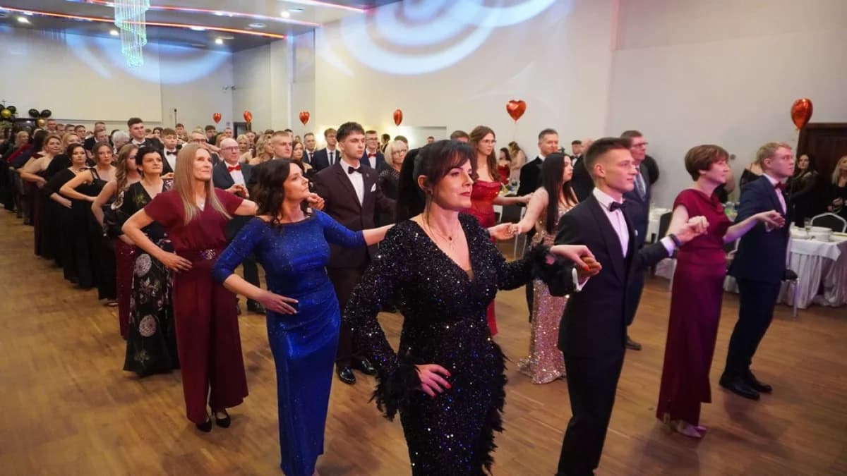 Maturzyści z ZSCKU w Marszewie bawili się na studniówce. To była wyjątkowa noc! [ZDJĘCIA]