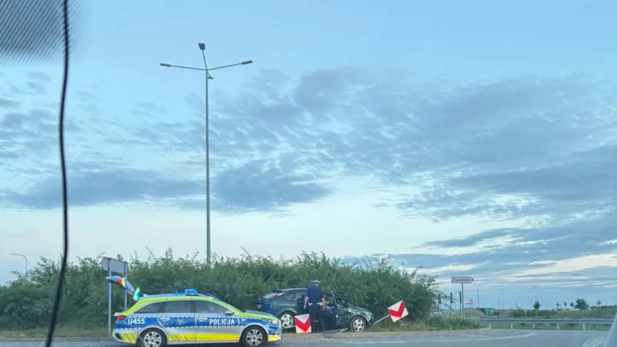 Kolizja na rondzie. Kierująca nie chciała dmuchać w alkomat