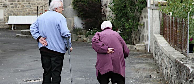 Najpierw sugerowali, że zdrowie jest zagrożone, a potem żerowali na seniorach