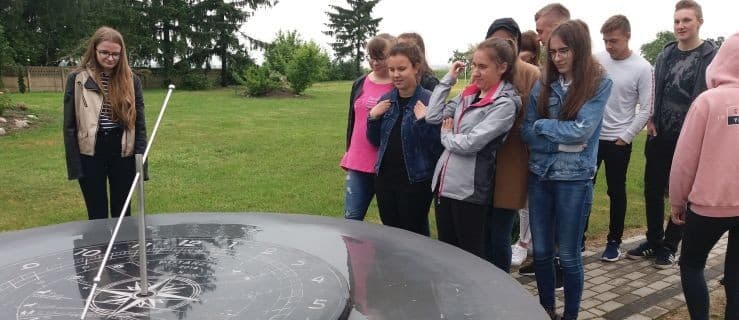 Uczniowie jedynki w jedynym na świecie wiejskim planetarium [ZDJĘCIA]