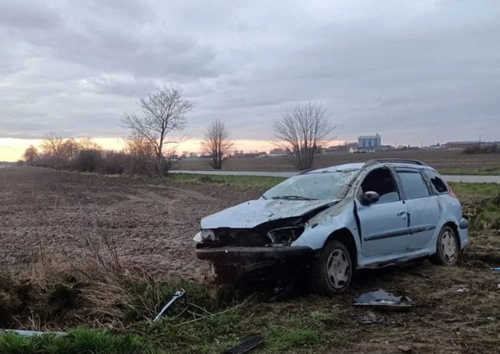 Na "podwójnym gazie" dachował autem w rowie. Potem uciekł z miejsca zdarzenia
