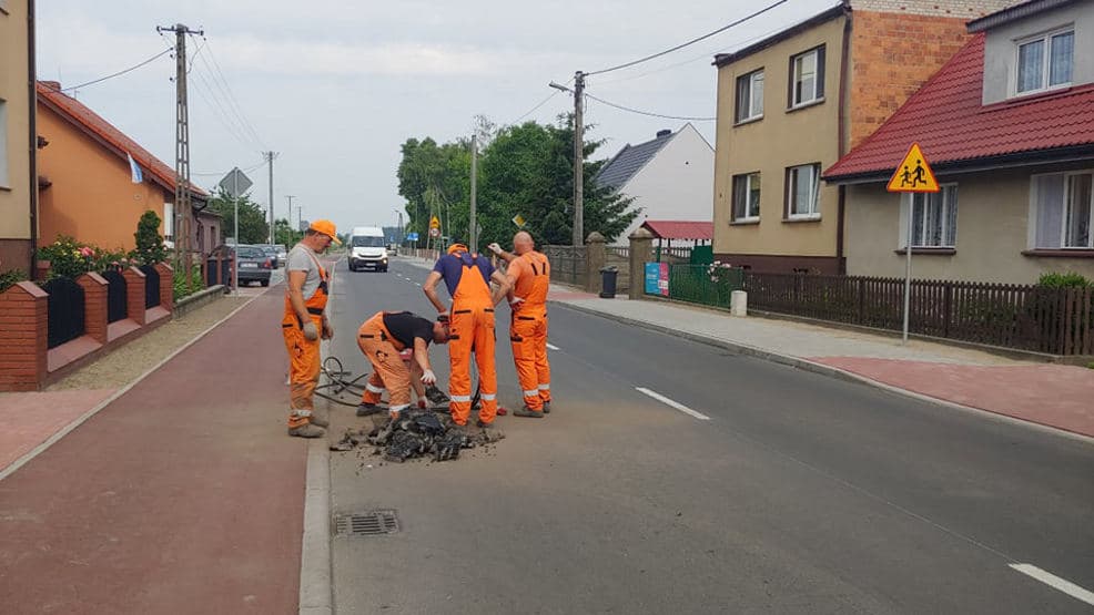 Drogowcy z młotem pneumatycznym pojawili się na nowo wybudowanej drodze Golina-Potarzyca-Rusko