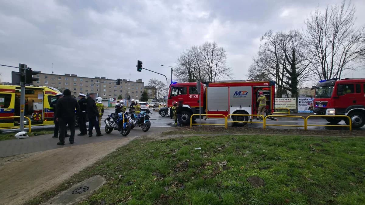 Motocyklistka w szpitalu, służby w akcji. W Jarocinie doszło do wypadku, są utrudnienia [ZDJĘCIA]