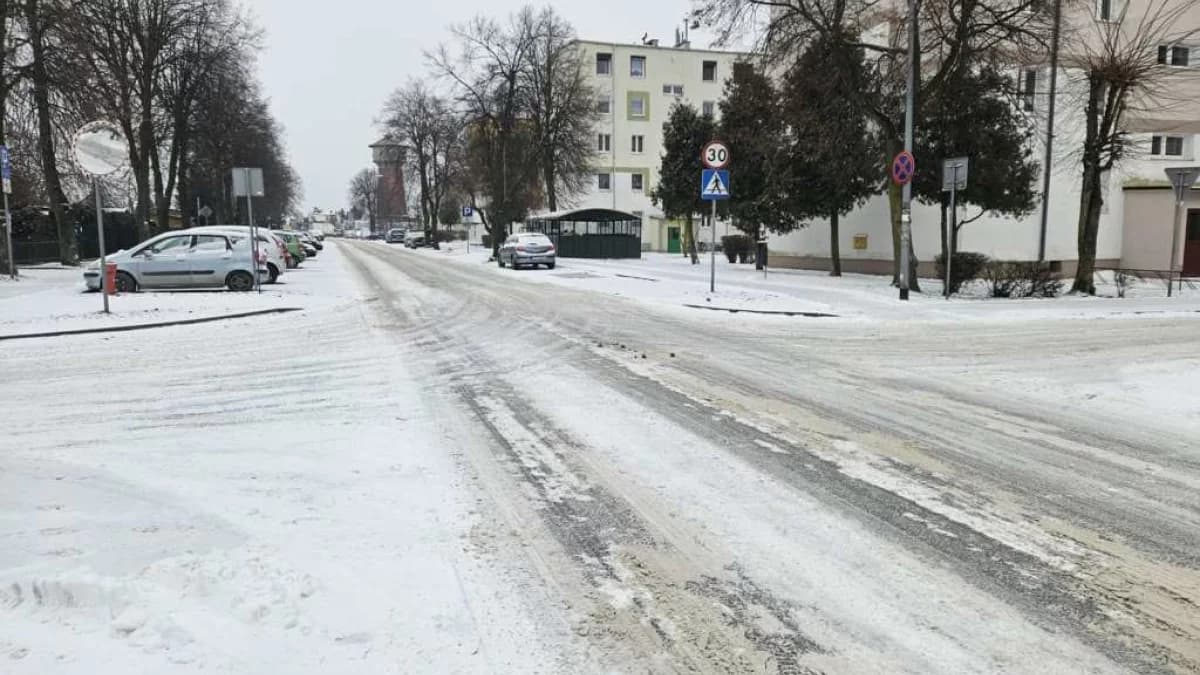 Dziś od rana trudne warunki na drogach. Jak zapewniają służby, uruchomiono wszystkie piaskarki [ZDJĘCIA]