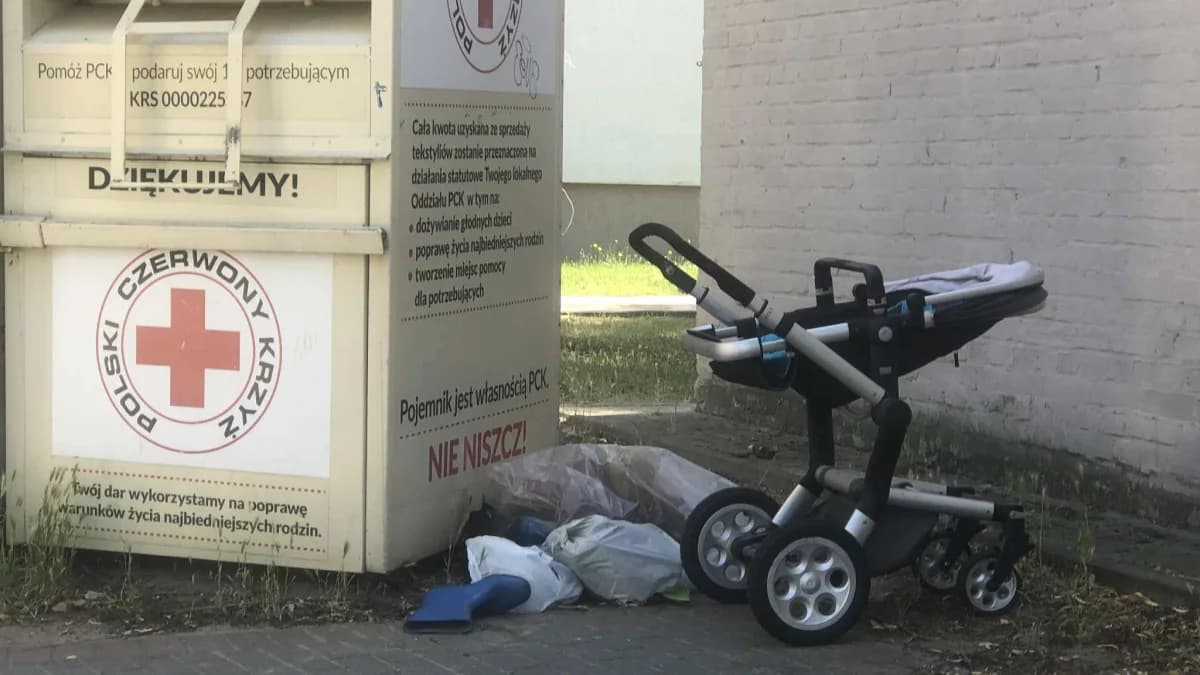 Kontenery PCK znikną z naszych ulic, bo ludzie zaczęli traktować je jak śmieniki. Koniec ze zbiórkami odzieży?