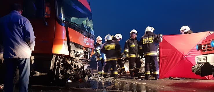Śmiertelny wypadek na DK 11. Zderzenie auta osobowego z ciężarowym