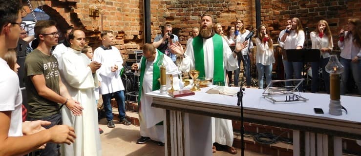 Kościół na Jarocin Festiwalu. Ojciec Kordian głosił kazanie na glanie [VIDEO, FOTO]