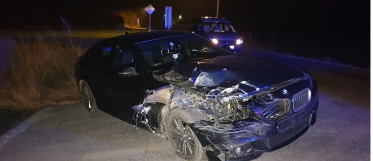 Zderzenie na torach. BMW uderzyło w lokomotywę pociągu towarowego na przejeździe w Witaszycach