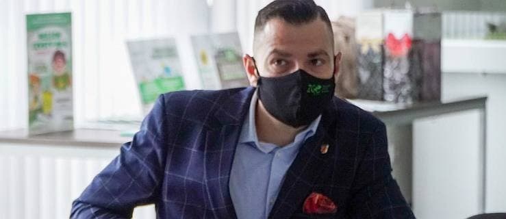 Zastępca burmistrza Jarocina Bartosz Walczak zarażony koronawirusem. Co z burmistrzem?
