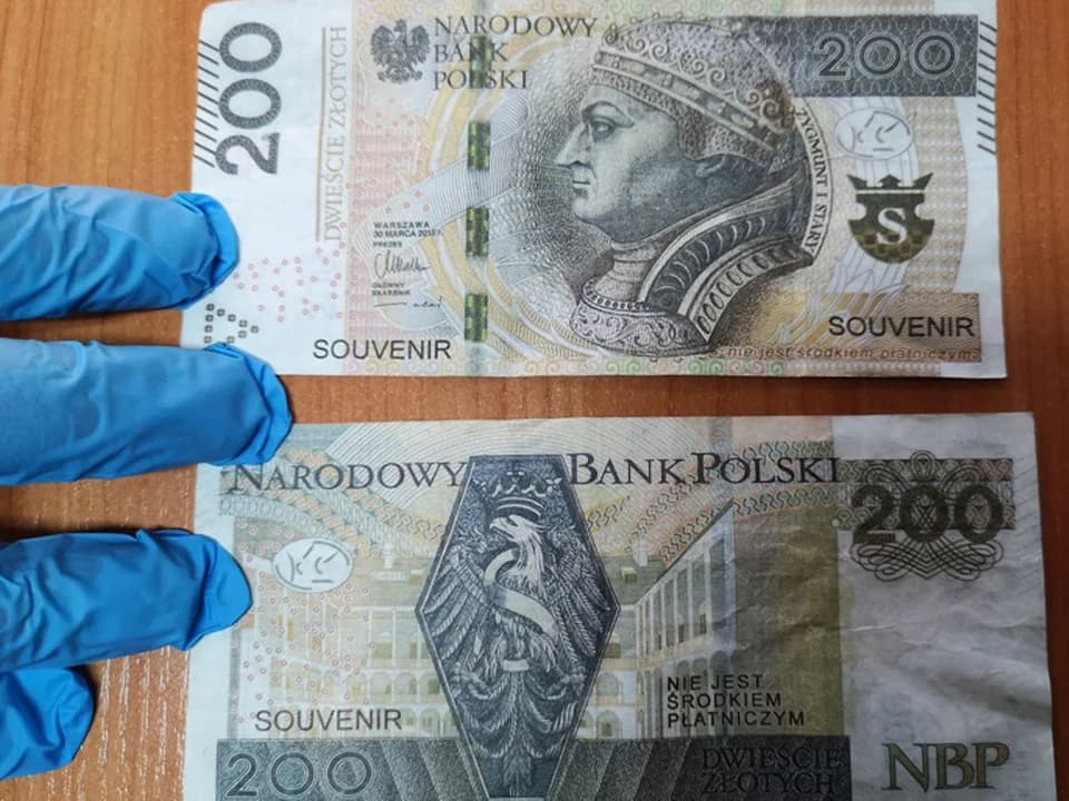 Mieszkanka gminy Jarocin oszukana. Wystawiła do sprzedaży spodnie i straciła…