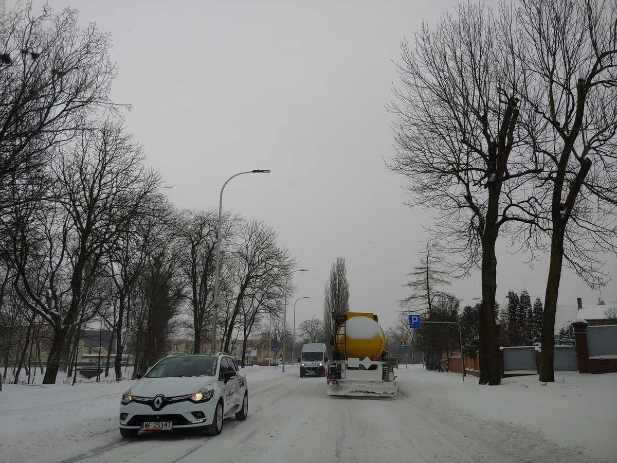Zima 2021. Zawieje i zamiecie na drogach. Kto powinien odśnieżać, gdzie dzwonić w razie problemów [ZDJĘCIA]