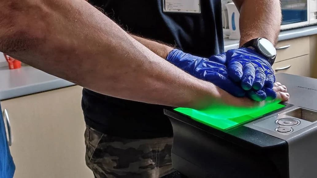 Jarocińscy policjanci zatrzymali włamywacza- recydywistę. Obrabował garaż