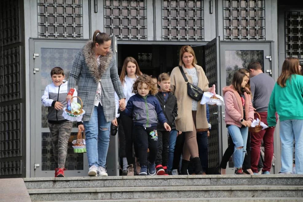 Wielka Sobota u franciszkanów w Jarocinie. Święconka z kurczakami w Bożym Grobie [ZDJĘCIA]