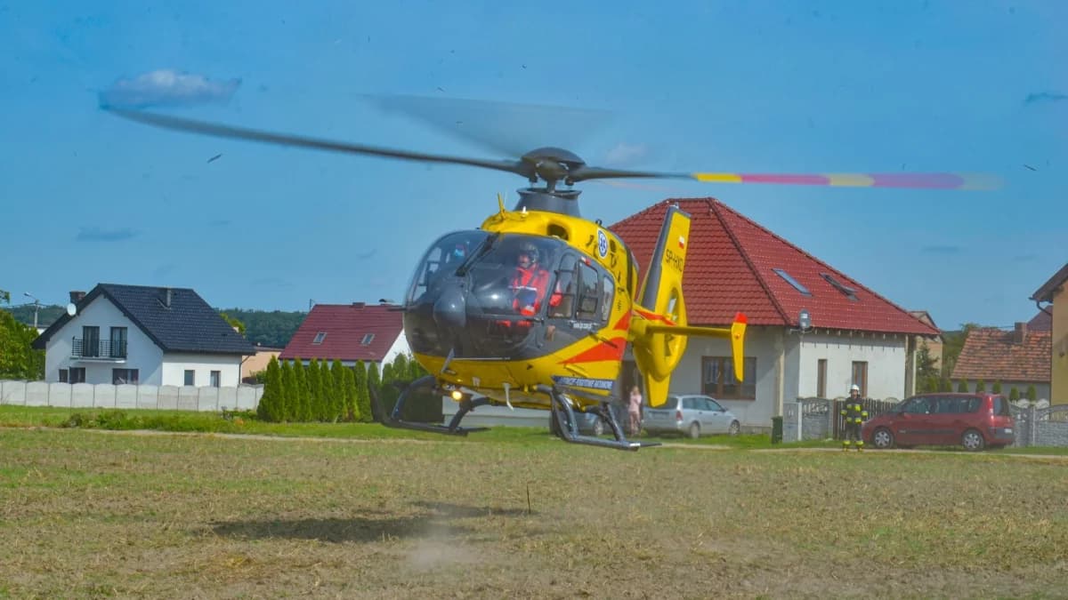 Nieszczęśliwy wypadek przy pracy. Poszkodowanego zabrał helikopter Lotniczego Pogotowia Ratunkowego