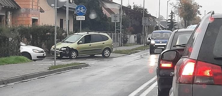 Znów zderzenie na skrzyżowaniu Żerkowska - Maratońska w Jarocinie. Policja kieruje ruchem