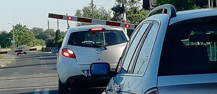 Metr od tragedii. Wjechała pod opuszczające się rogatki [AKTUALIZACJA] [ZDJĘCIA]