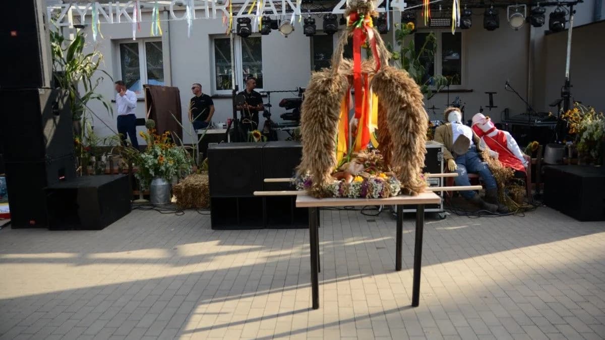 Dożynki 2024. Traktorowa parada dożynkowa, nowy starosta i koncert orkiestry w Chrzanie [ZDJĘCIA]