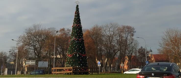 Idą święta! Jarocińska choinka stoi już na rondzie. Wiemy, kiedy rozbłyśnie [ZDJĘCIA]