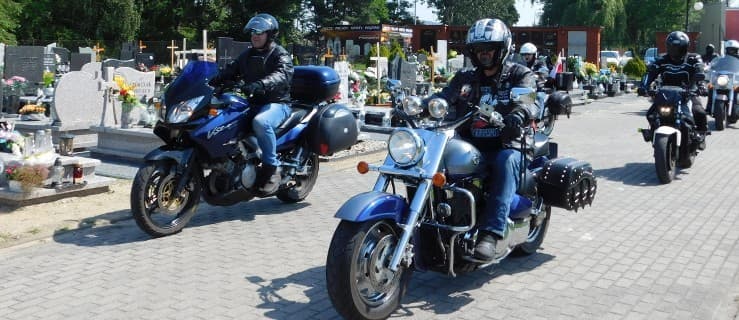 Wjechali motocyklami na cmentarz, aby odwiedzić grób żołnierza [ZDJĘCIA, WIDEO]