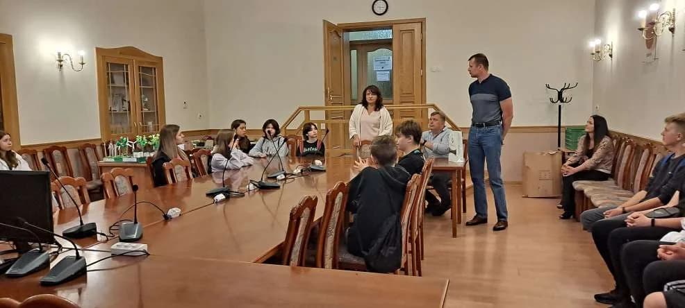 Do Starostwa Powiatowego w Jarocinie przyjechali uczniowie ze szkoły w Cielczy [ZDJĘCIA]