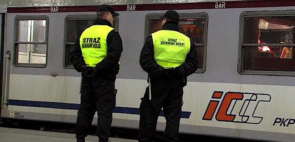 Mężczyzna przewrócił się na osiedlu w Jarocinie. Nikt mu nie pomógł. Wtedy pojawił się funkcjonariusz SOK-u
