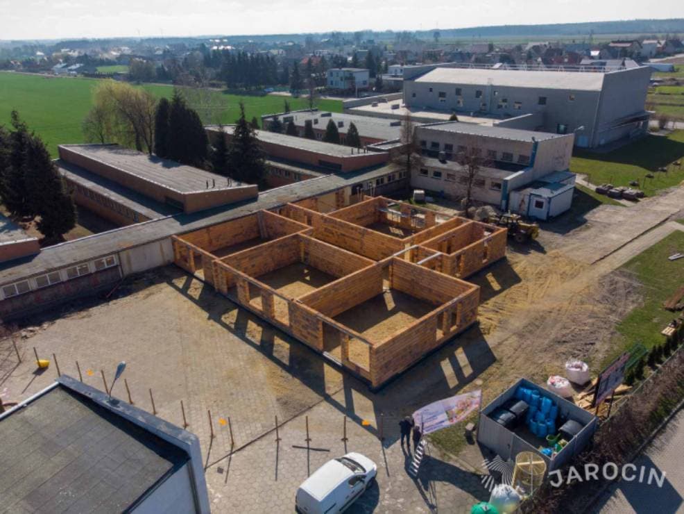 Powstaje nowe przedszkole w Witaszycach. Tuż przed zamknięciem placówek dzieci wmurowały kamień węgielny.