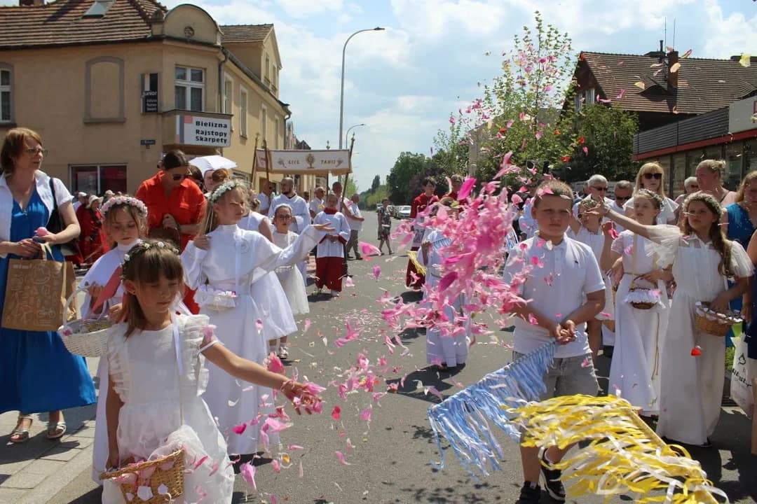 Jutro uroczystość Bożego Ciała. W Jarocinie trzy procesje do czterech ołtarzy i koncert w ruinach