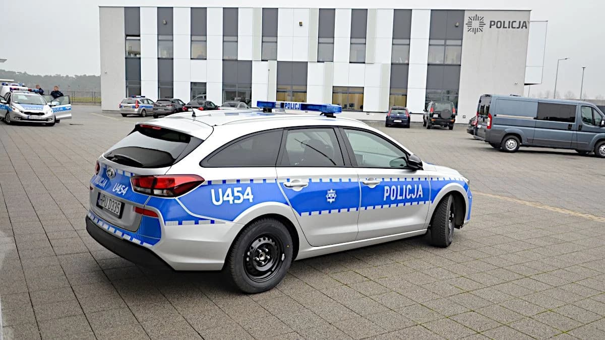 19-latek przyjechał mercedesem driftować pod marketem w Jarocinie