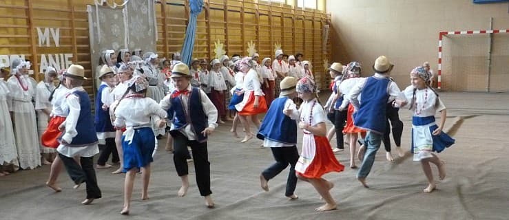 Rodzice i nauczyciele sami uszyli ludowe stroje dla dzieci