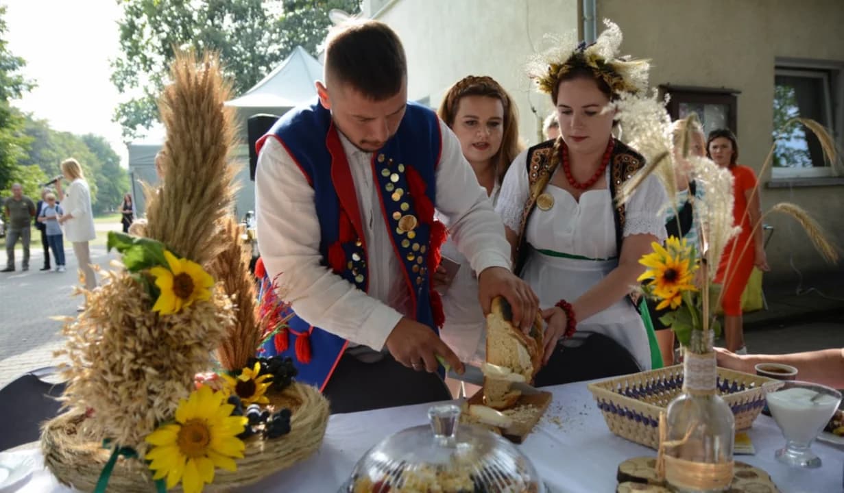 Starostowie częstowali chlebem. Dożynki w Bachorzewie [ZDJĘCIA]