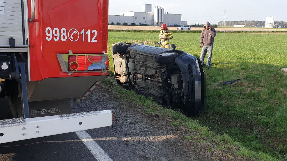 Auto wjechało do rowu przy drodze krajowej nr 15. Jedna osoba poszkodowana