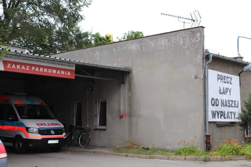 Jest decyzja prezesa w sprawie opiekunek medycznych. Związkowcy wywiesili banery na budynku jarocińskiego pogotowia [ZDJĘCIA]