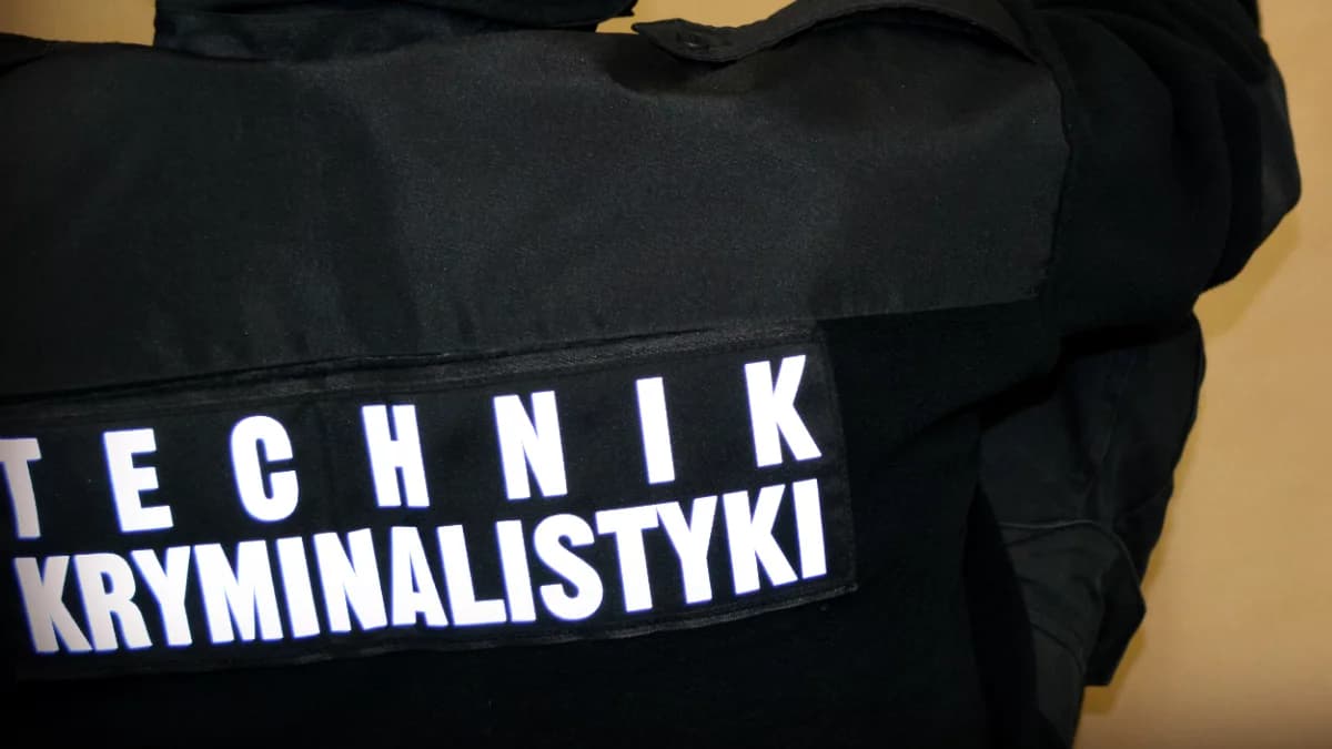 Pod osłoną nocy skradziono narzędzia budowlane z busa zaparkowanego na posesji w gm. Jaraczewo