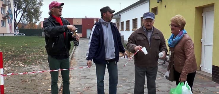 Minęło pięć lat. Internauci wciąż komentują otwarcie chodnika z szampanem przeciwalkoholowym! [WIDEO]