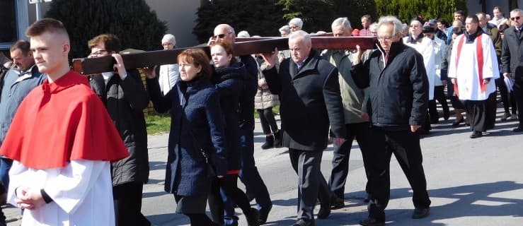 Z krzyżem ulicami miasta. Droga Krzyżowa w Jarocinie [DUŻO ZDJĘĆ]