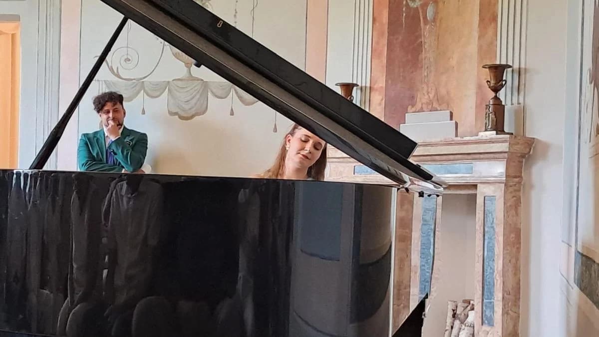 Tłumy na koncercie chopinowskim w Śmiełowie. Ludzie musieli siedzieć na podłodze [WIDEO]