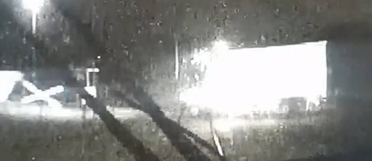 Film ze zderzenia pociągu z dostawczakiem w Jarocinie. Maszynista nie miał żadnych szans