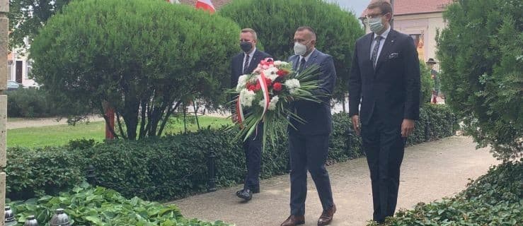 Burmistrz, sekretarz i przewodniczący złożyli kwiaty pod pomnikiem [GALERIA]