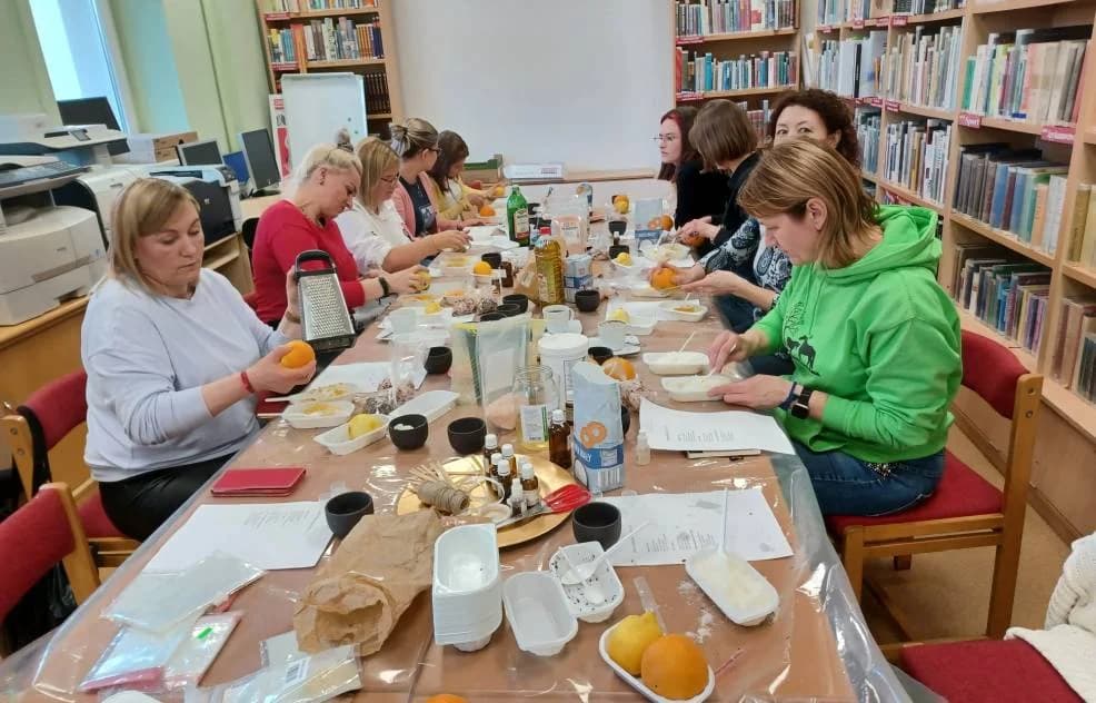 Robiły naturalne kosmetyki. Warsztaty w bibliotece w Nowym Mieście