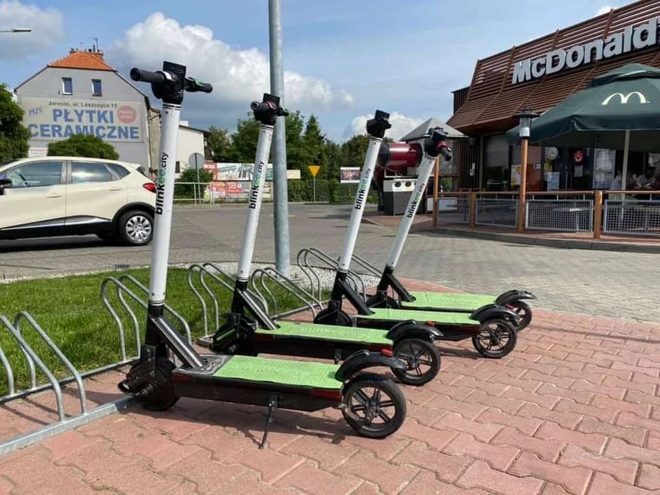 Jedna z hulajnóg elektrycznych w Jarocinie "wyje" już prawie całą dobę i zakłóca spokój mieszkańców [AKTUALIZACJA]
