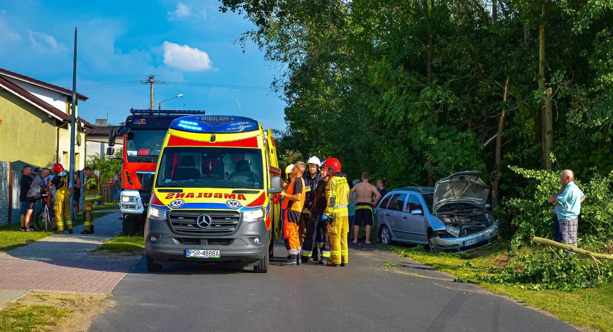 Była pijana. Skodą uderzyła w drzewo w Żerkowie