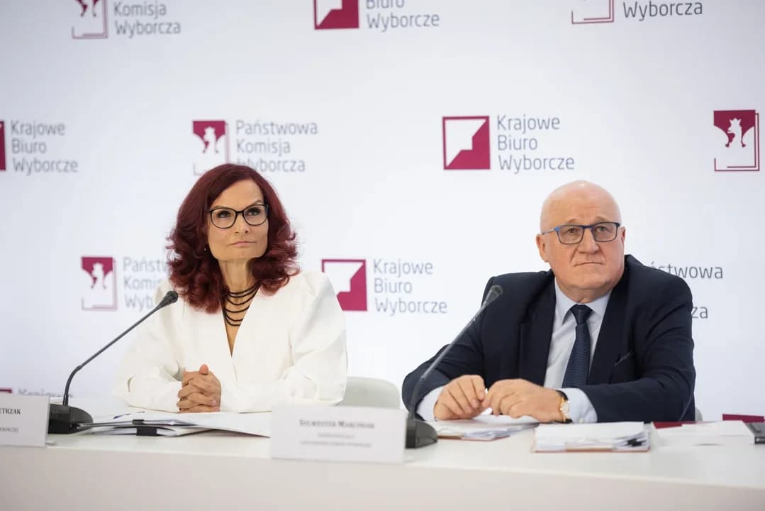 PKW podała cząstkowe wyniki. PiS z 40-procentowym poparciem. Dlaczego więc to opozycja zaciera ręce?