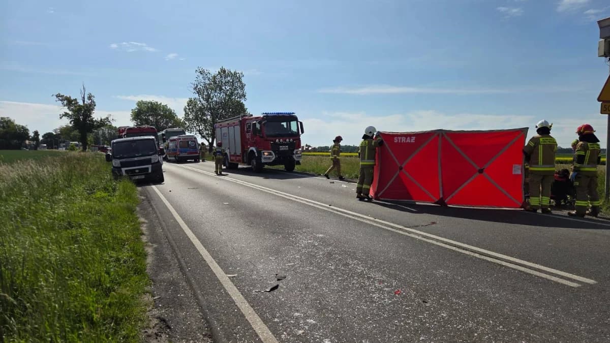 Śmiertelny wypadek w Lutogniewie. Zderzenie autobusu i dwóch samochodów