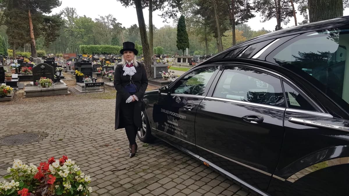 Poznaje życie osób, które żegna każdą swoją emocją. Mistrzyni świeckich ceremonii pogrzebowych